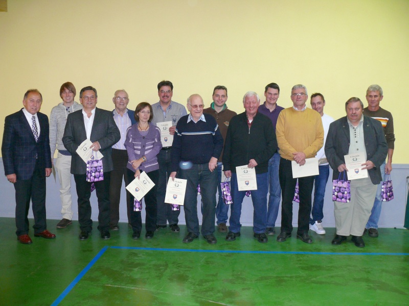 Zweiter Bürgermeister Wolfgang Eller (im Bild von links); für 10 bzw. 15 Jahre Mitgliedschaft erhielten Urkunden Alexander Nastold, Bruno Ort, Josef Reinhardt, Manuela Hofmann, Bernd Wolf, Paul Räder, Franz Ort, Erwin Künzel, Stefan Orth, Robert Orth, Alexander Siepak, Günter Stadtnyk und Viktor Dolin.