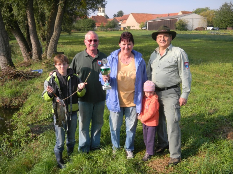 Foto: Siegerehrung (v.l.): Junganglerkönig 2011 und Tagessieger Sebastian Knaub, Vorsitzender Rainer Flessa, Pokalgewinnerin Inge Scheiner mit Enkelin Julia und Schriftführer Bruno Ort